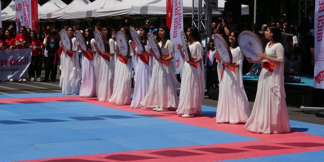 Diyarbakır’da Kürtçe müzik eşliğinde 19 Mayıs kutlaması