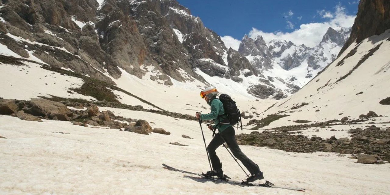 Cilo Dağları’nın eteklerinde mayıs ortasında kayak yaptılar