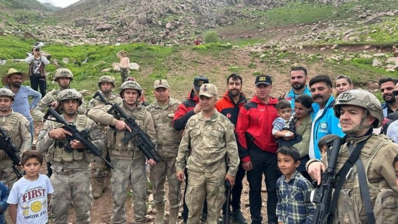 Hakkari’de kayıp çocuk arazide uyurken bulundu