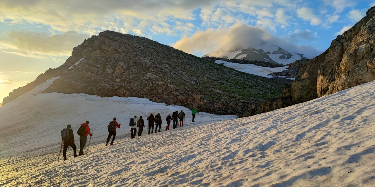 Dağcılar Mereto Dağı'na tırmandı