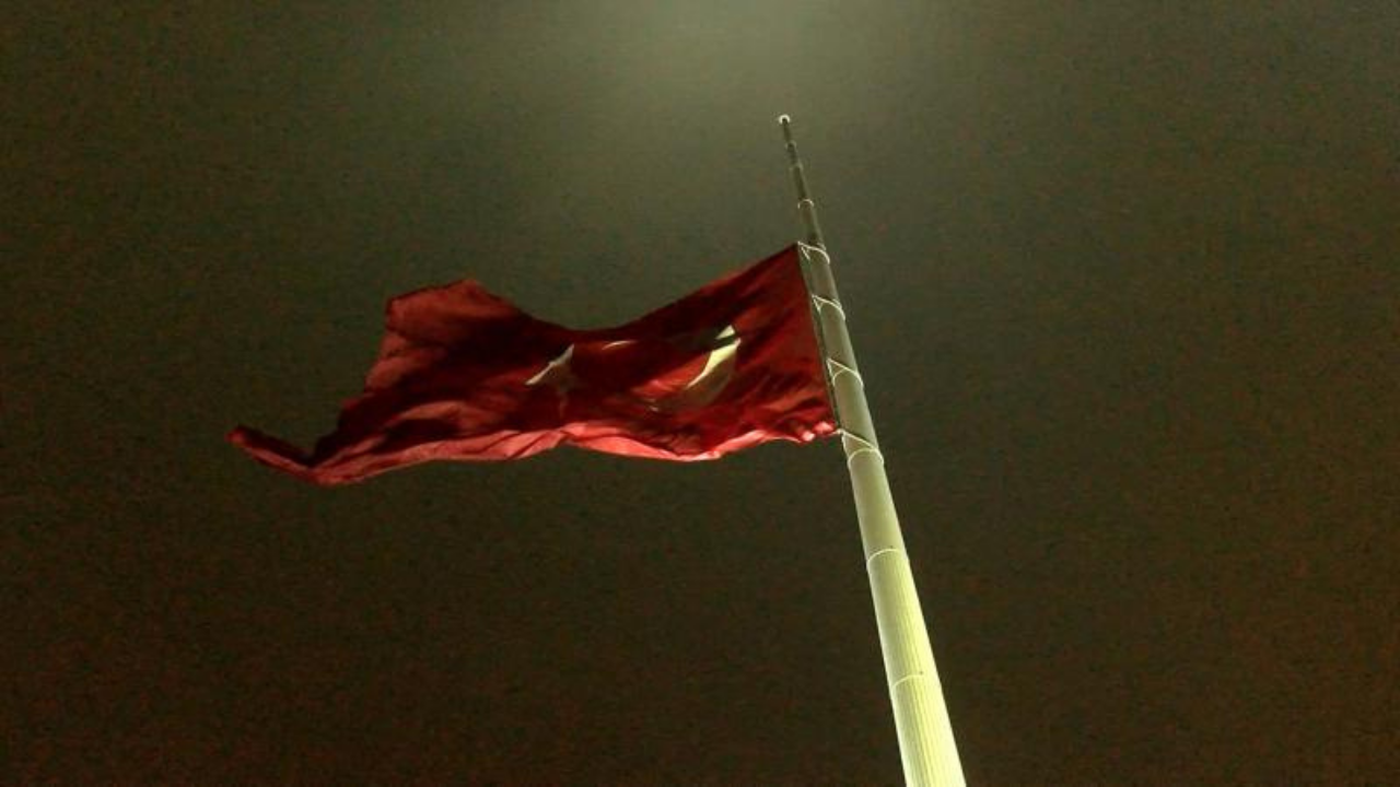 Türkiye’de milli yas nedeniyle bayraklar yarıya indirildi