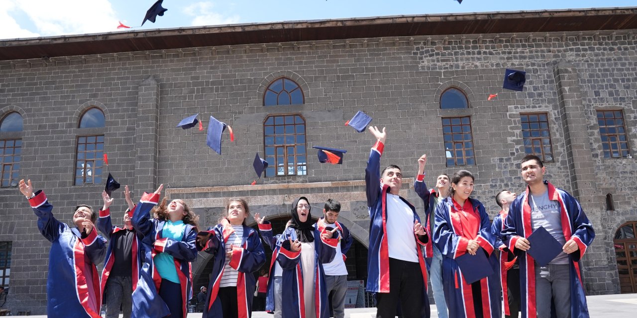 Diyarbakır'ın "özel" çocukları tarihi mekanlarda kep atarak mezuniyet sevinci yaşadı