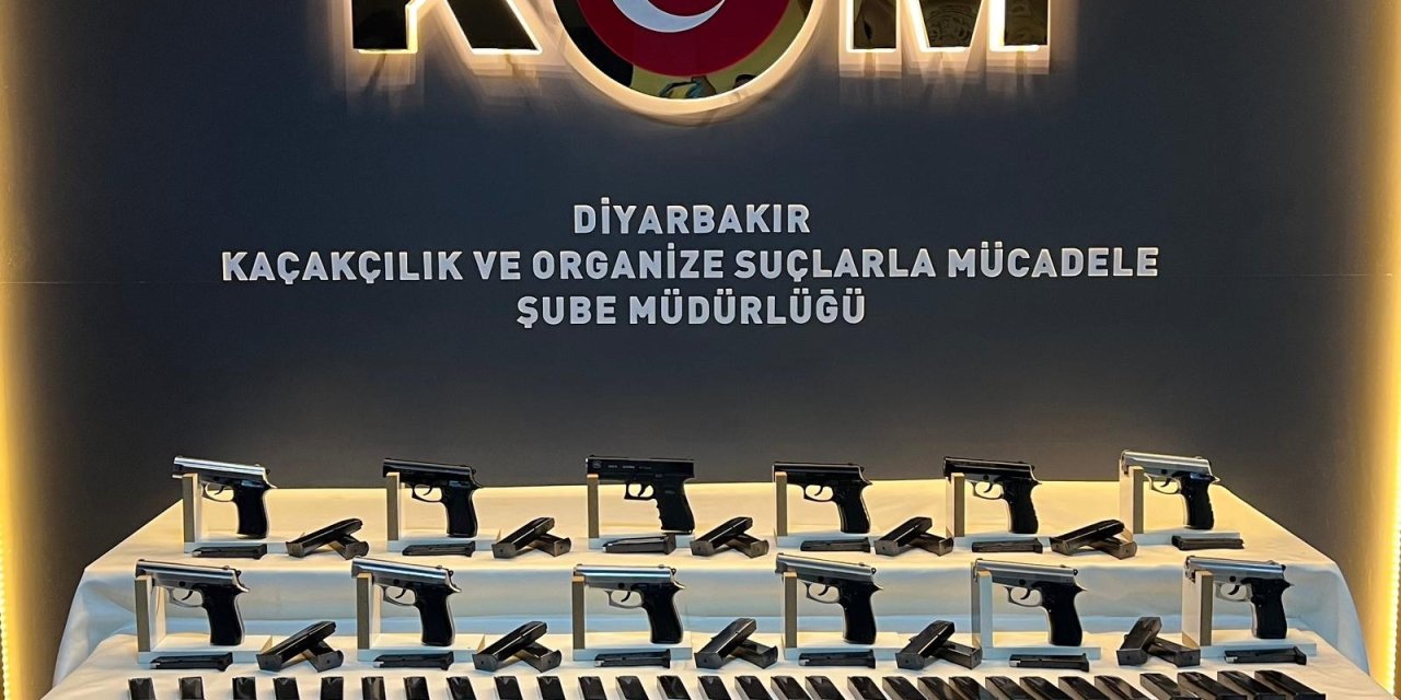 Diyarbakır'da salça kovalarına gizlenmiş çok sayıda tabanca ele geçirildi