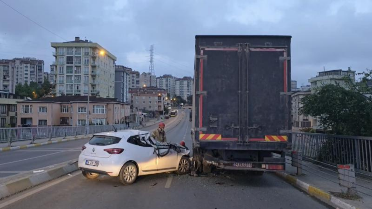 Otomobil park halindeki tıra çarptı, 2 yaralı