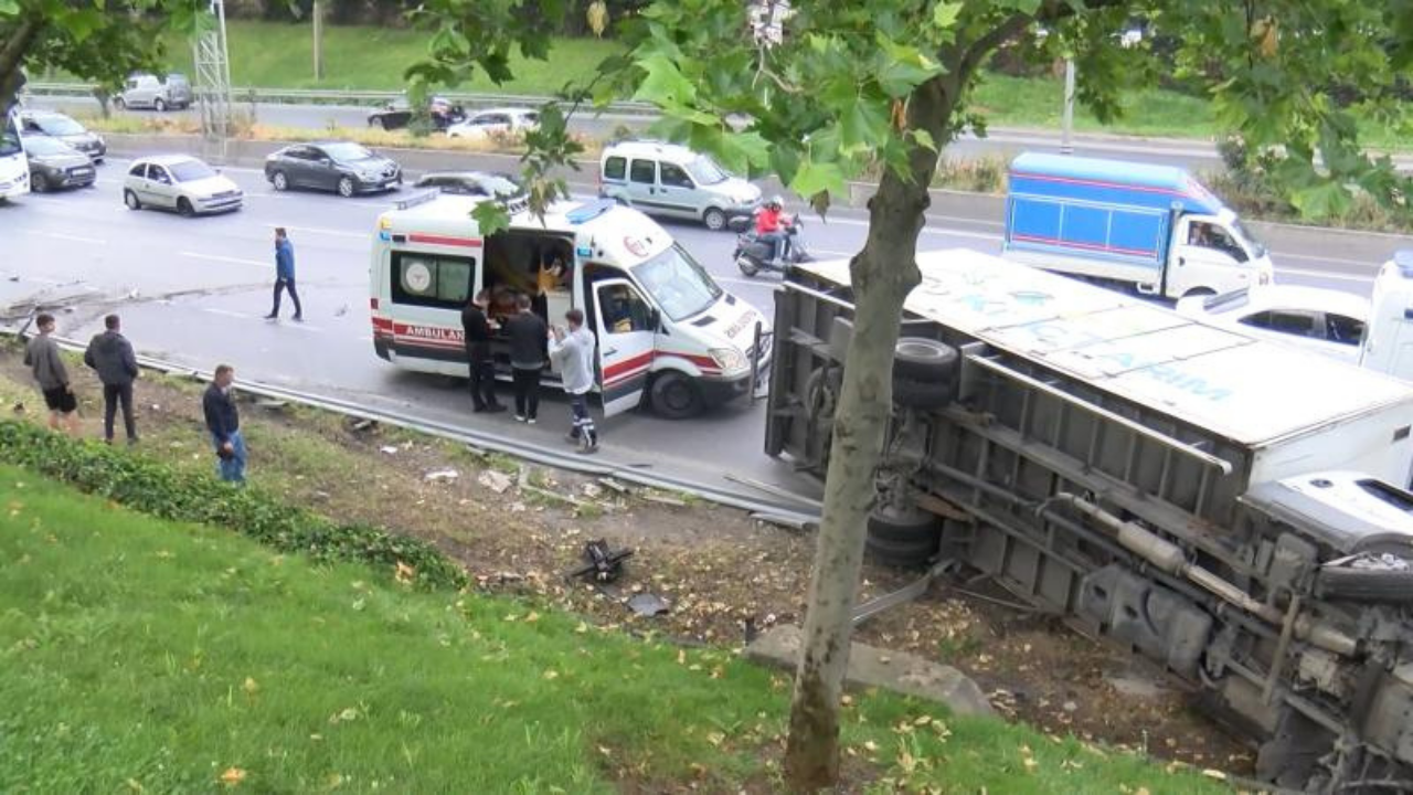 Servis minibüsüne arkadan çarpan kamyonet devrildi, 5 yaralı!