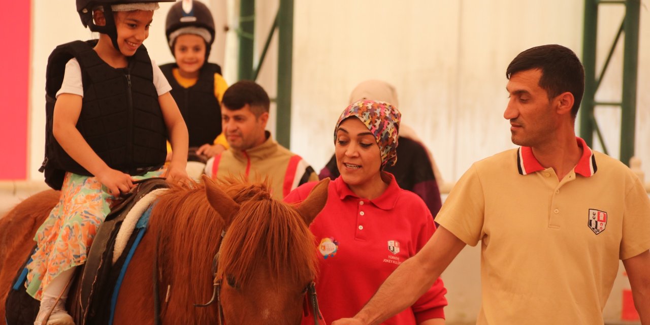 Diyarbakır'da binlerce öğrenciye atla terapi hizmeti verildi