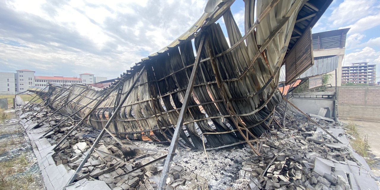 Diyarbakır’da yıldırımın isabet ettiği depo küle döndü