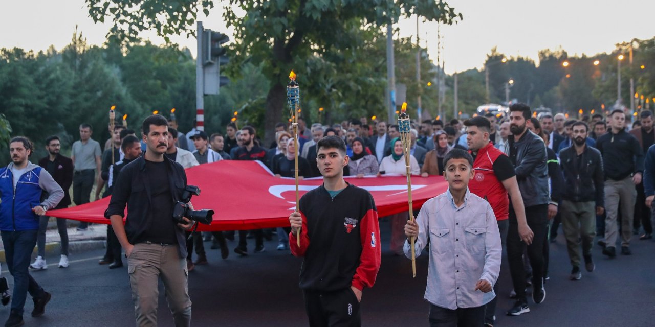 Diyarbakır'ın fetih yıldönümü yürüyüşle kutlandı