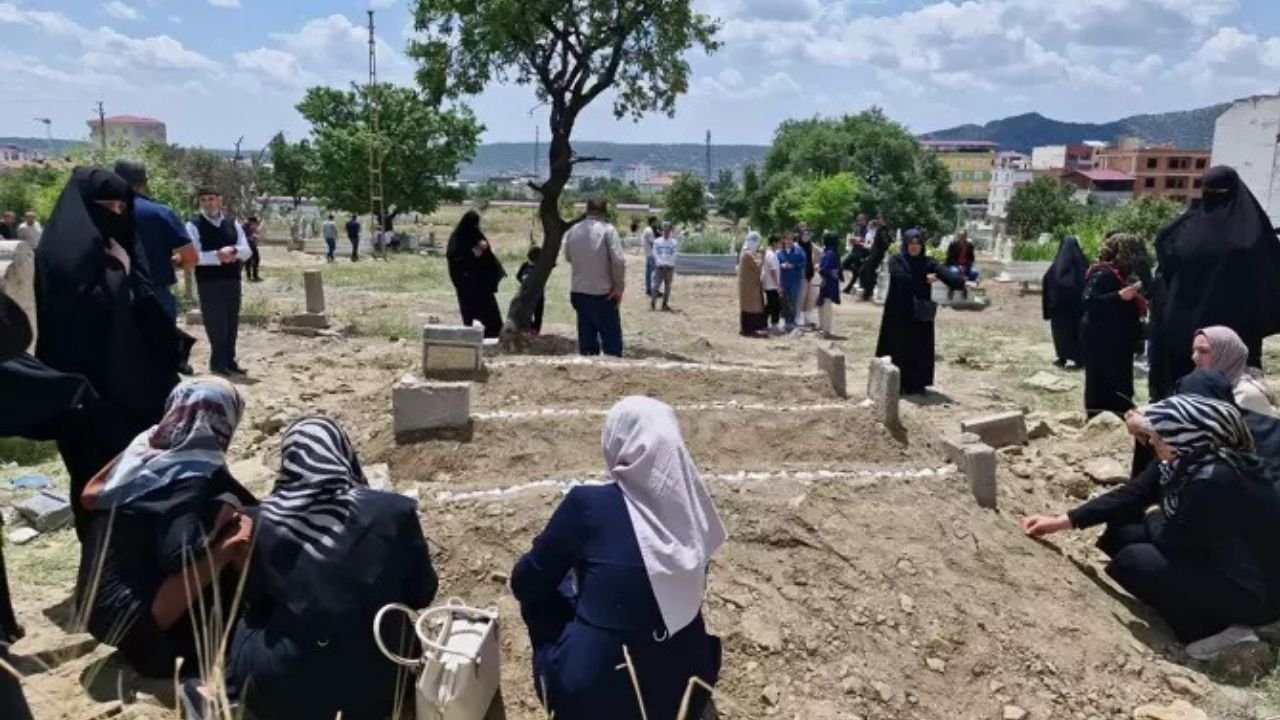 Kanser hastası 6 yaşındaki Taha’nın tedavisi için İstanbul’a gidiyorlardı