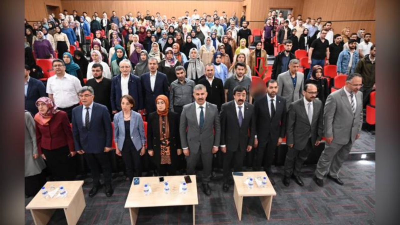 İstiklal Marşı'nda ayağa kalkmayan akademisyen açığa alındı!