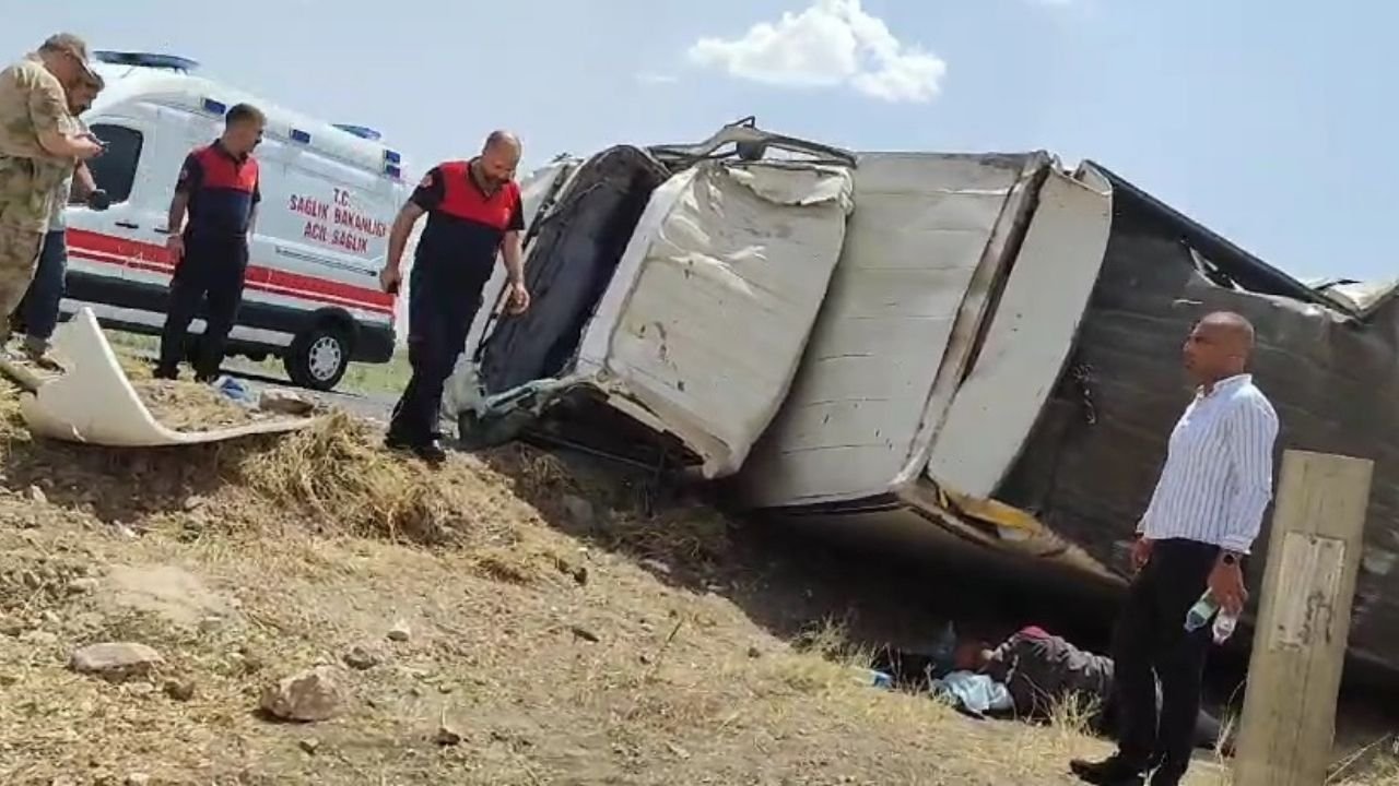 Diyarbakır’a gelen kargo aracı devrildi: 1 yaralı