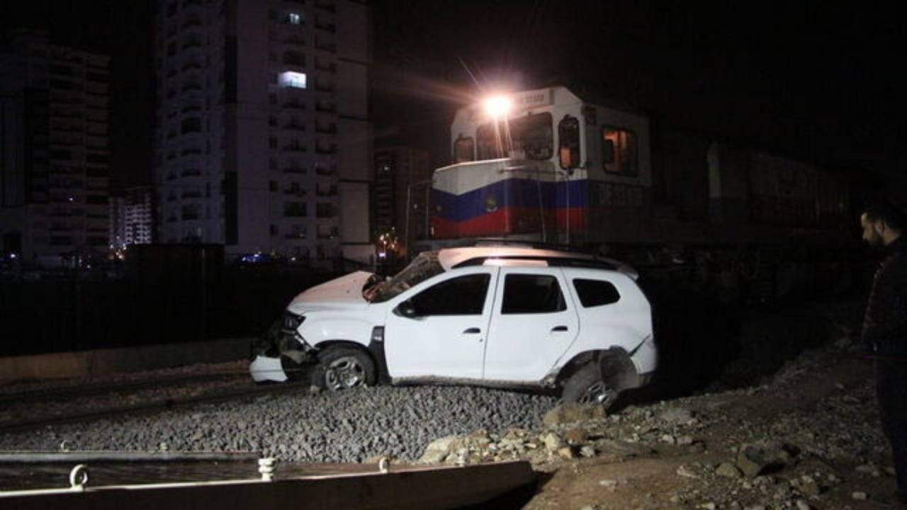 Diyarbakır’da feci kaza:  Yük treni otomobile çarptı