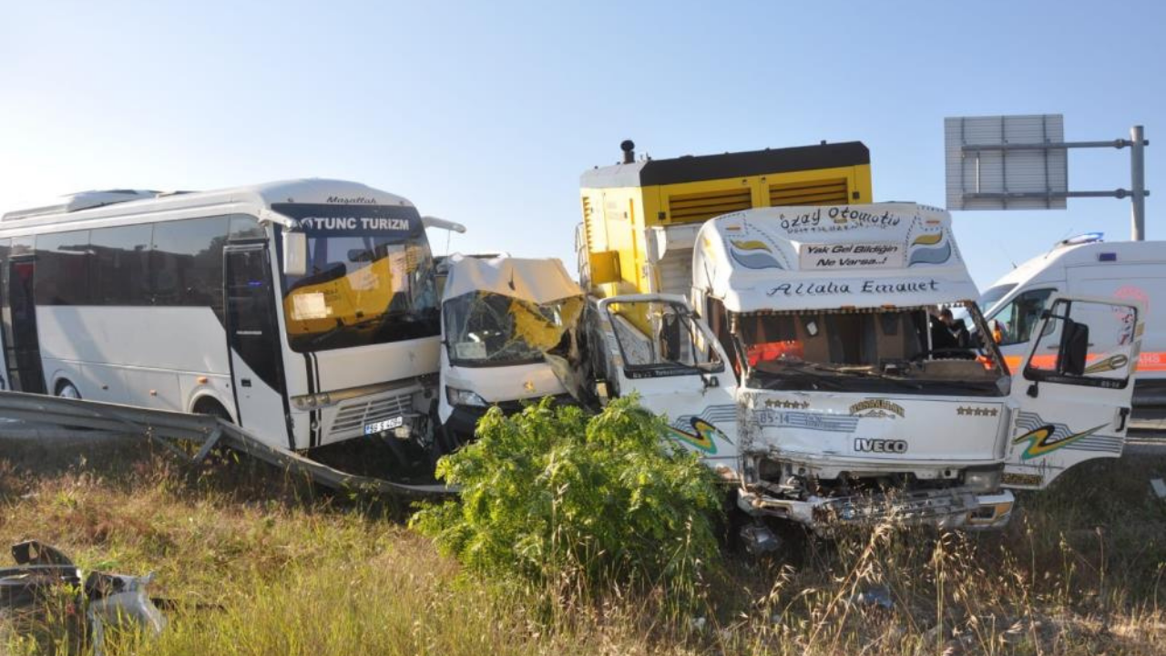 İşçi servislerine kamyonet çarptı, çok sayıda yaralı