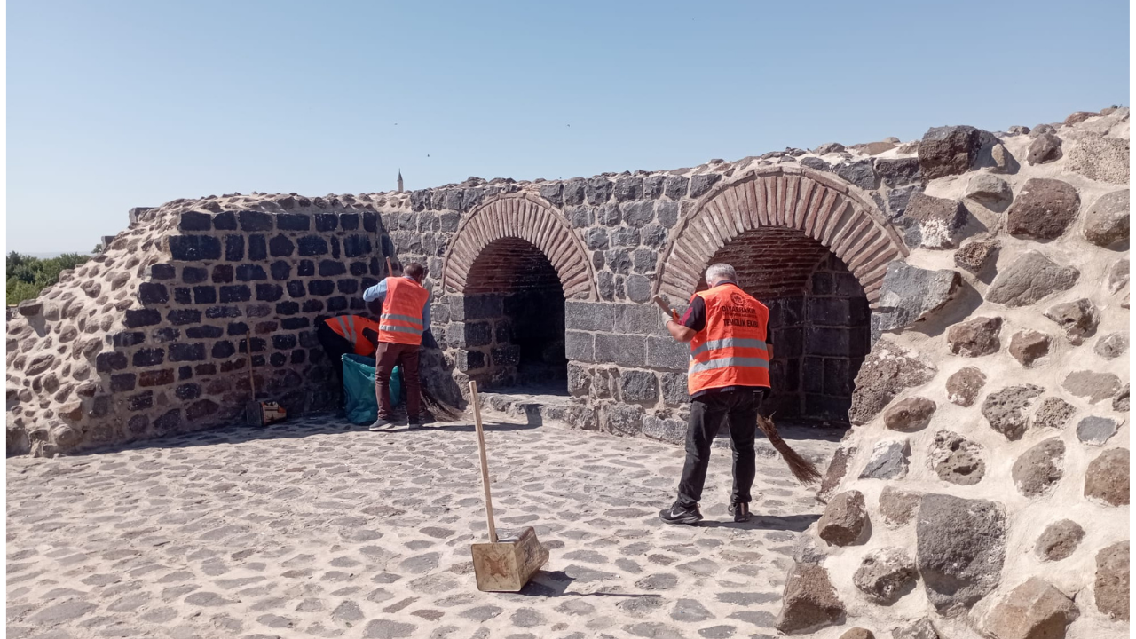 Diyarbakır’ın tarihi surlarında temizlik harekatı