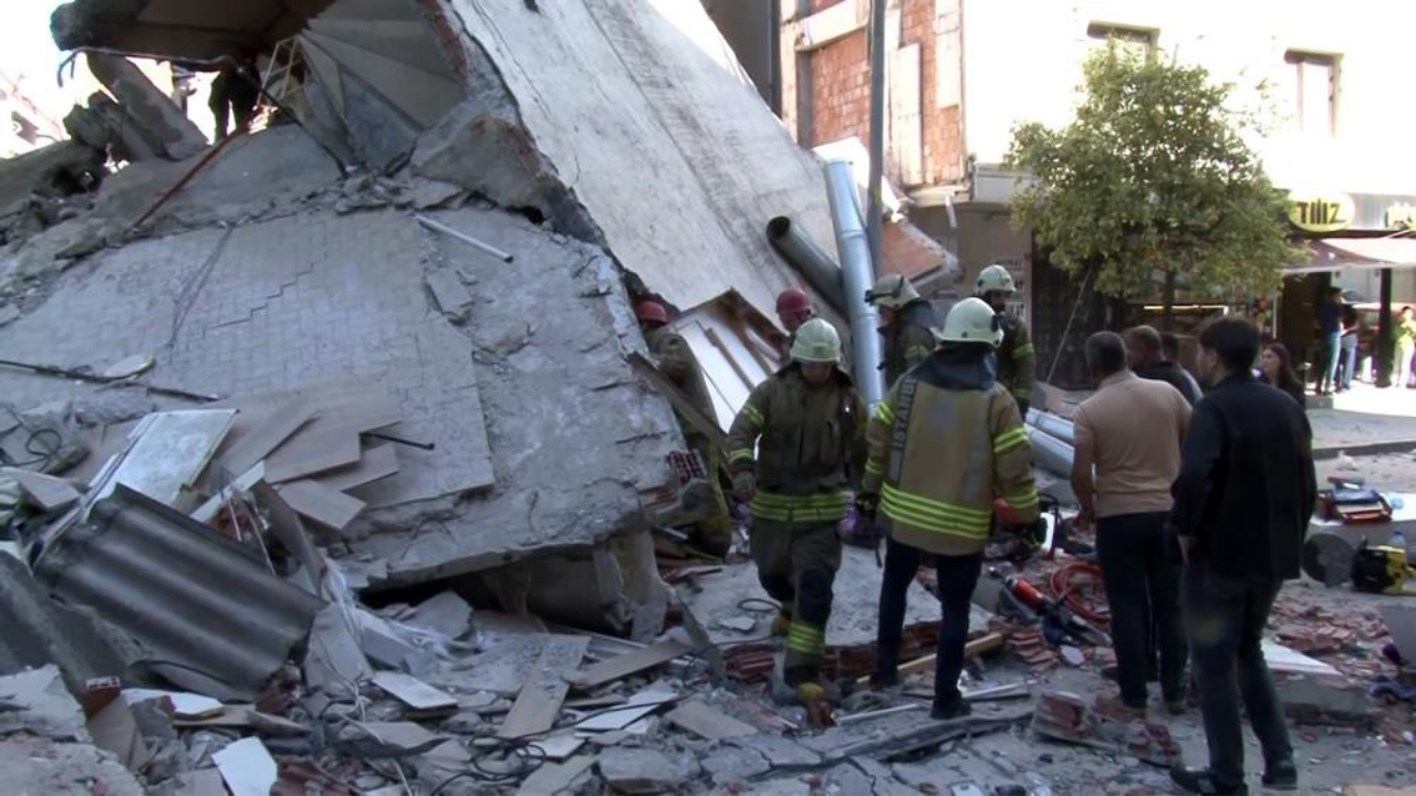 İstanbul'da 3 katlı bina çöktü: Kurtarma ekipleri olay yerinde
