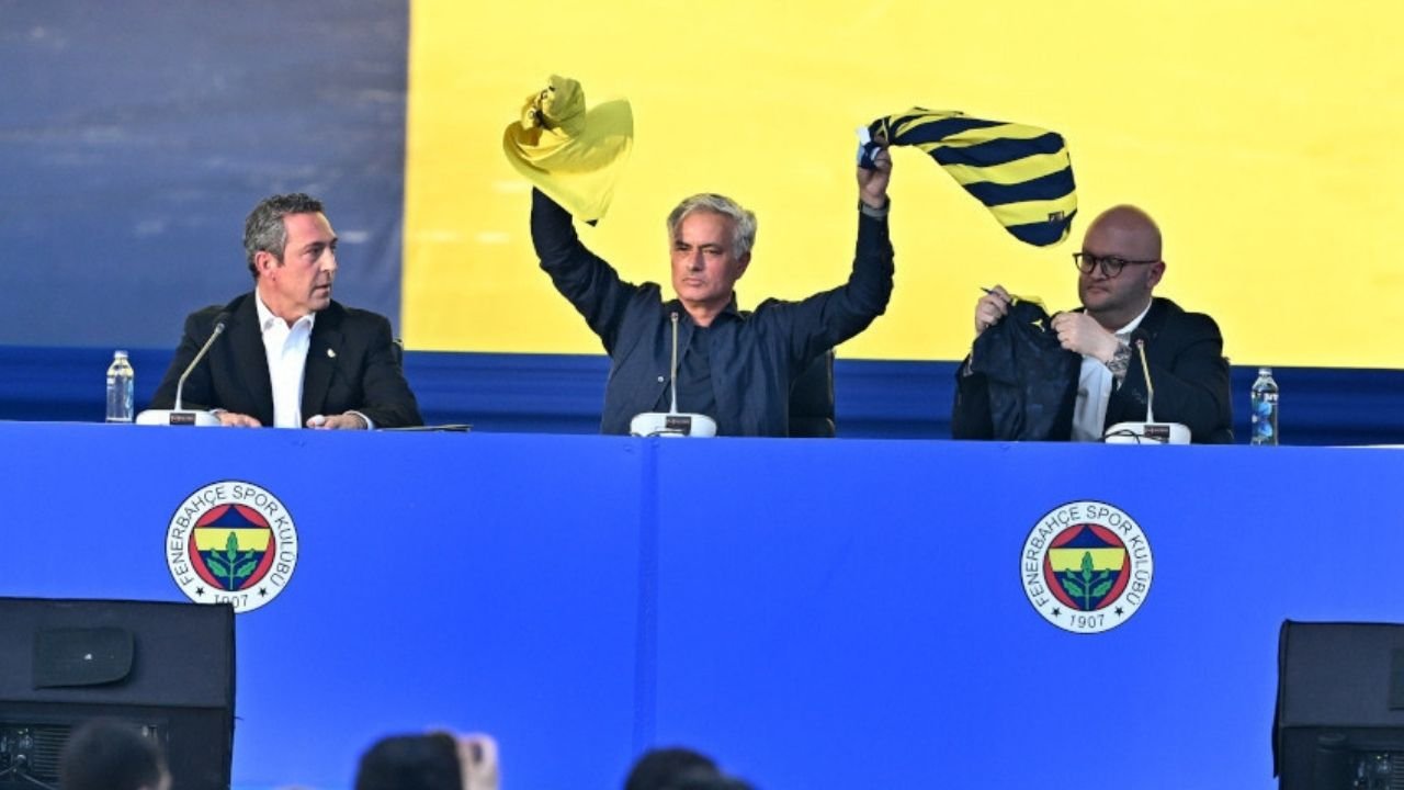 Mourinho Fenerbahçe'ye imzayı attı