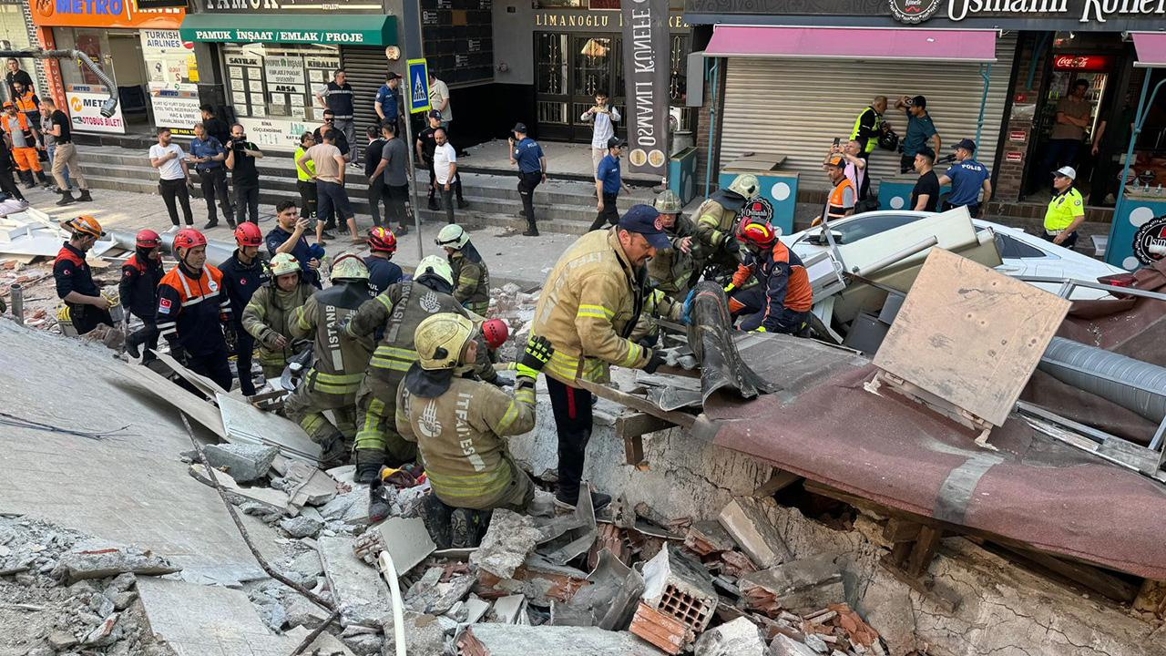 Çöken binanın enkazı kaldırıldı cadde trafiğe açıldı