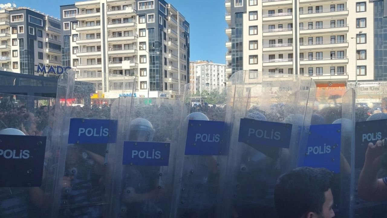 Hakkari Belediyesi’ne kayyım atanması Diyarbakır’da protesto ediliyor