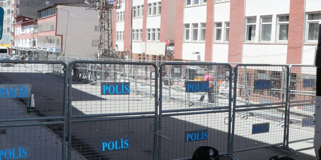 Hakkari'de belediye caddesi kapatıldı