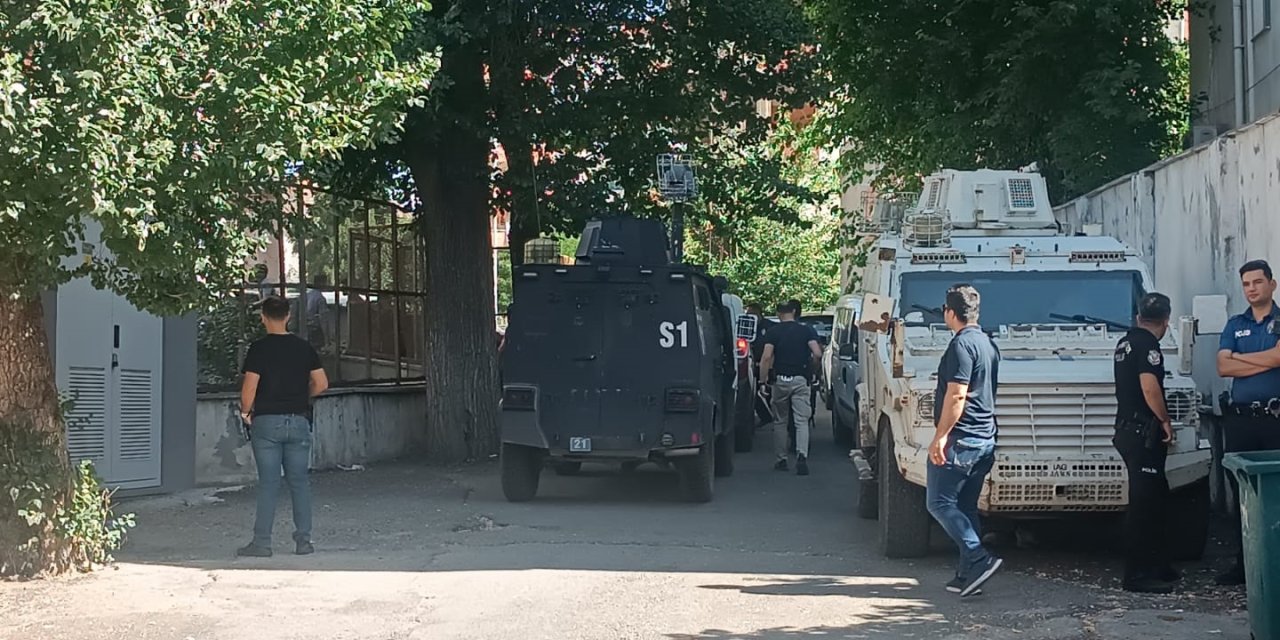 Diyarbakır'da lise öğrencilerinin bıçaklı kavgası: 4 yaralı