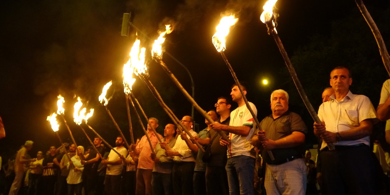 Diyarbakır’da IŞİD’in bombalı eyleminde ölenler meşaleli yürüyüşle anıldı