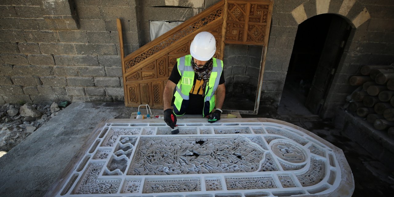 Diyarbakır’daki tarihi cami çalınan çinilerine 20 yıl sonra kavuşuyor