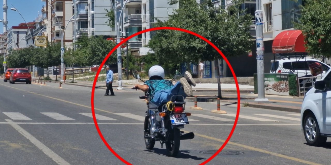 Diyarbakır’da, motosiklet sürücüsünün tehlikeli yolculuğu kamerada