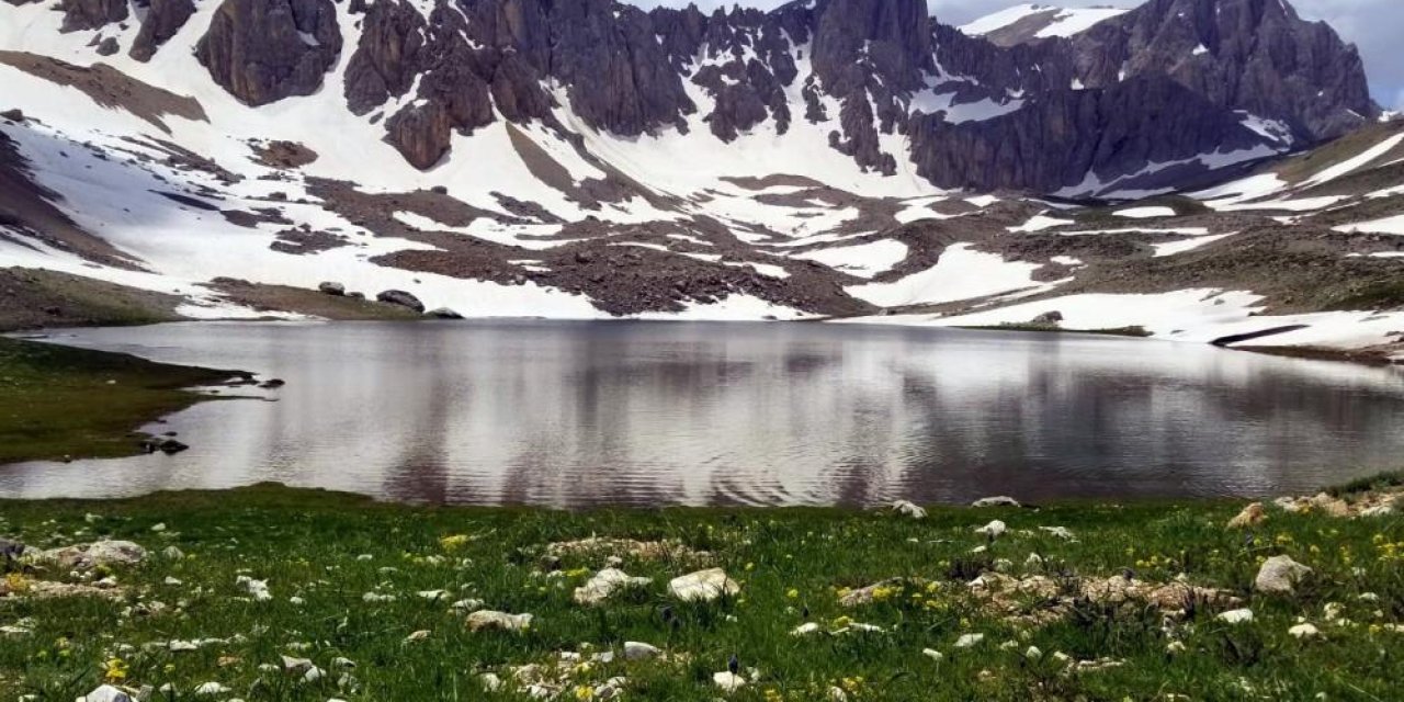 Munzur Dağı'nda yaz ve kış bir arada yaşanıyor