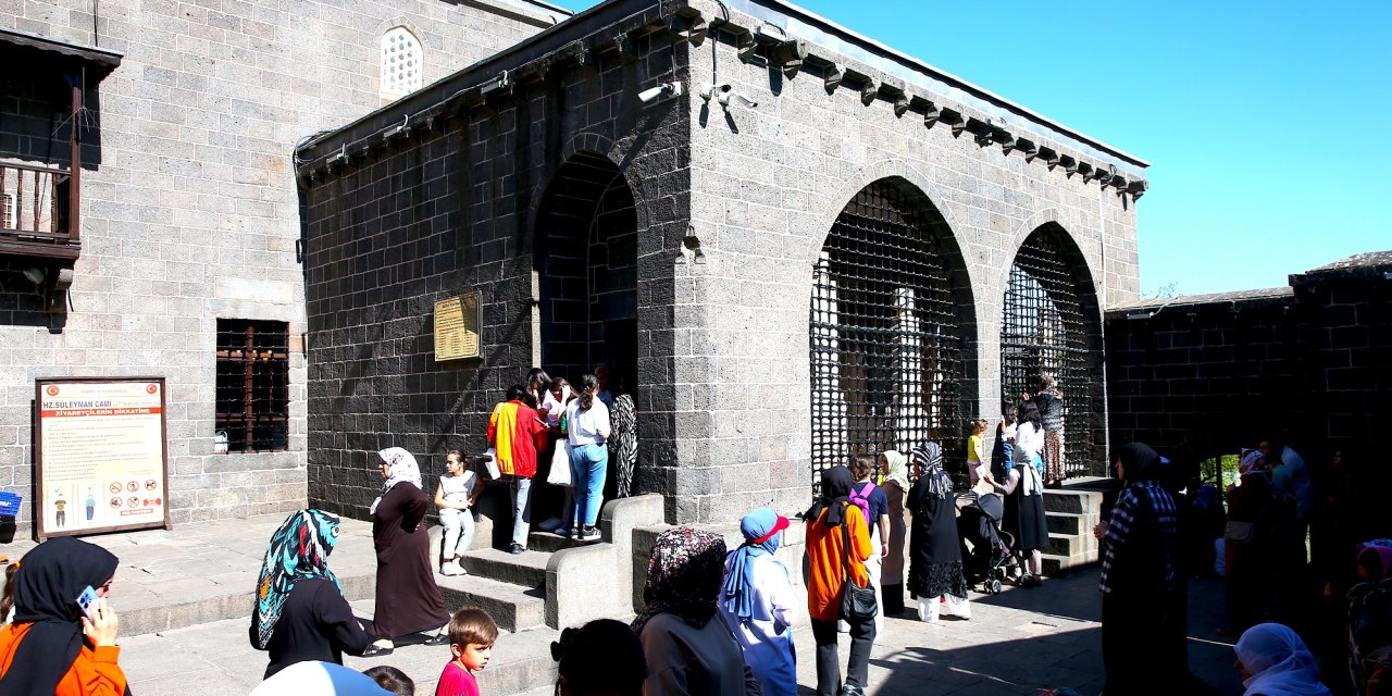 Diyarbakır'da öğrenci ve aileleri YKS'de başarılı olmak için dua etti