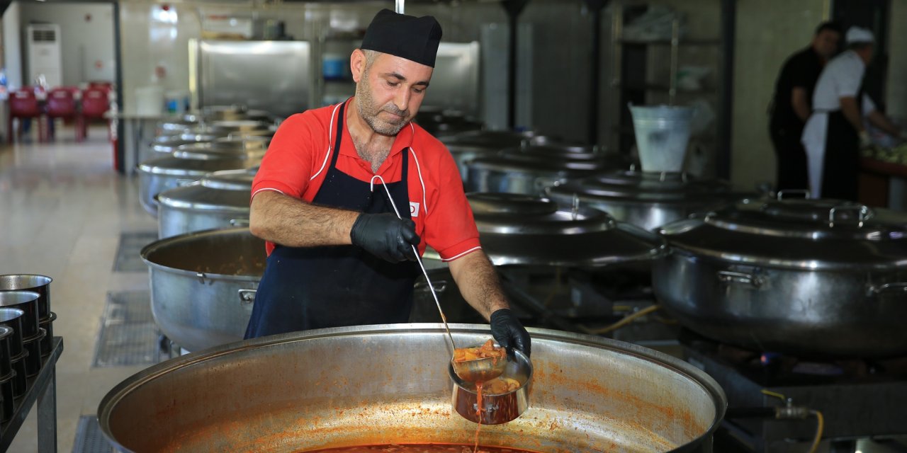 Bağışlanan kurbanlıklar Diyarbakır’da ailelere aş oluyor