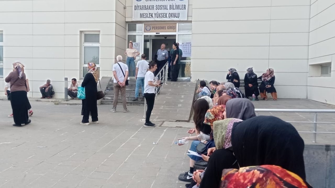 Diyarbakır’da sınav heyecanı: Son dakikada yetiştiler