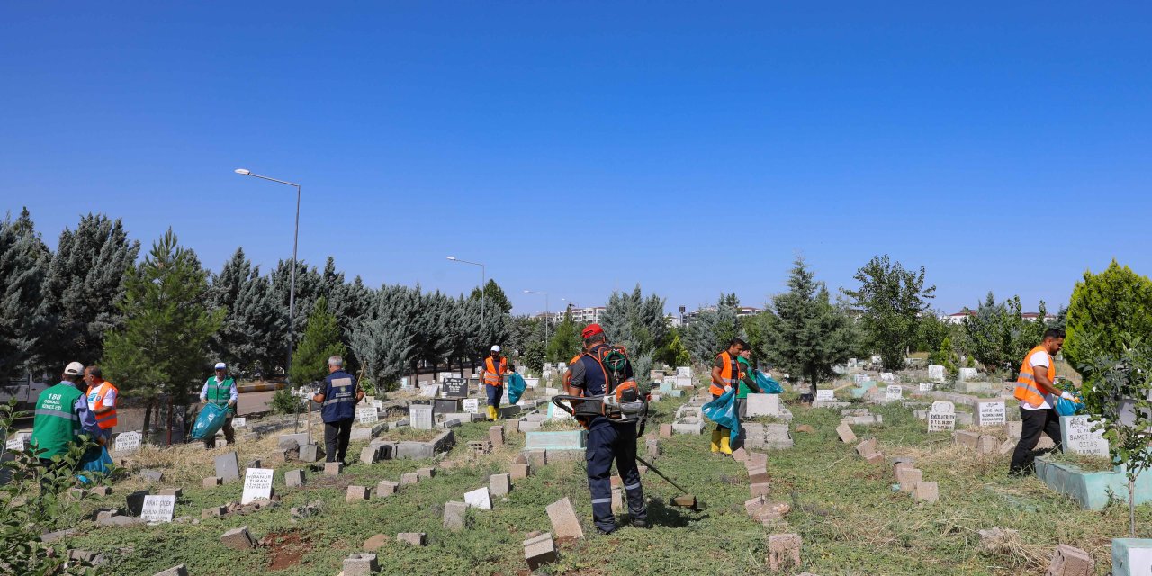 Diyarbakır’daki mezarlıklarda bayram temizliği