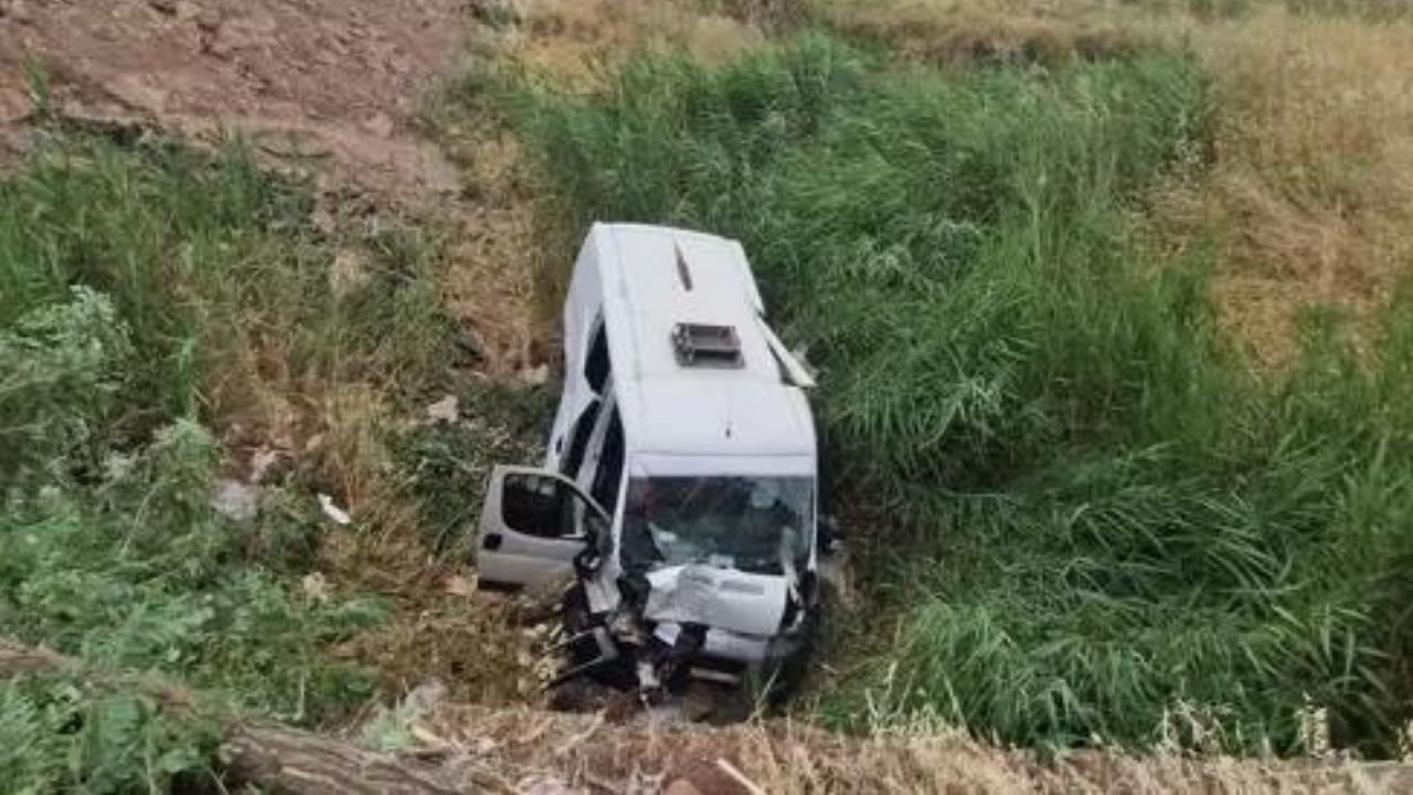 Diyarbakır’da minibüs dereye düştü: 1’i ağır, 5 yaralı
