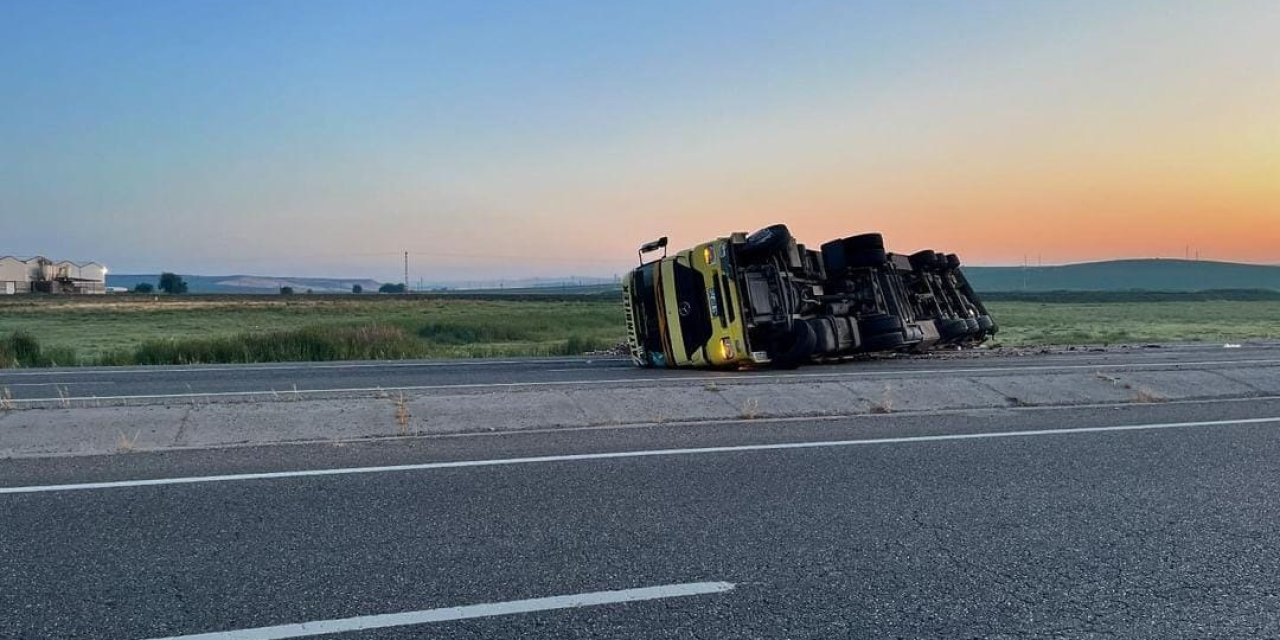 Diyarbakır’da hurda yüklü TIR devrildi: 2 yaralı