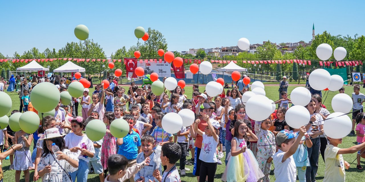 Diyarbakır'da Filistin bayrağının renklerinde balonlar gökyüzüne bırakıldı