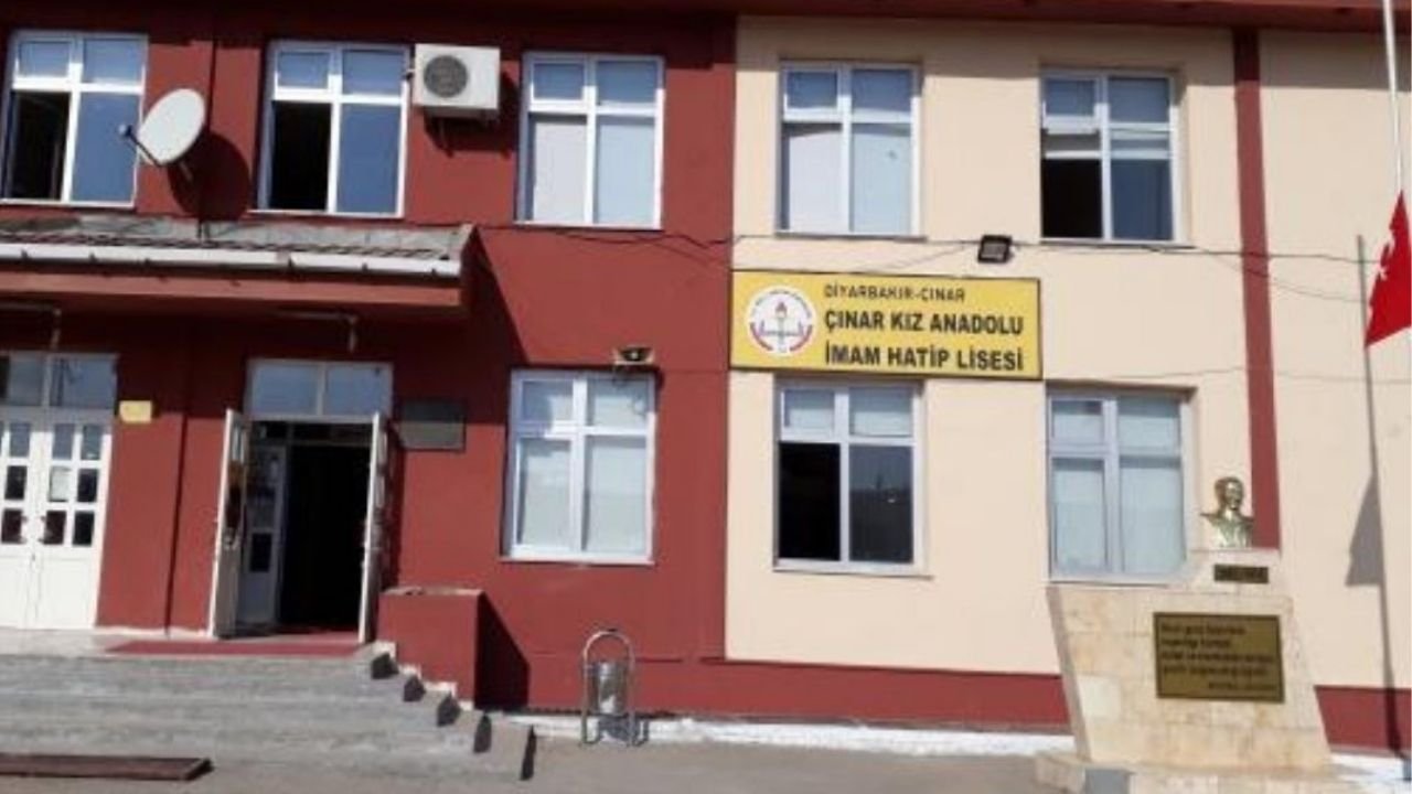 Diyarbakır’da okulu basıp öğretmeni darp ettiler