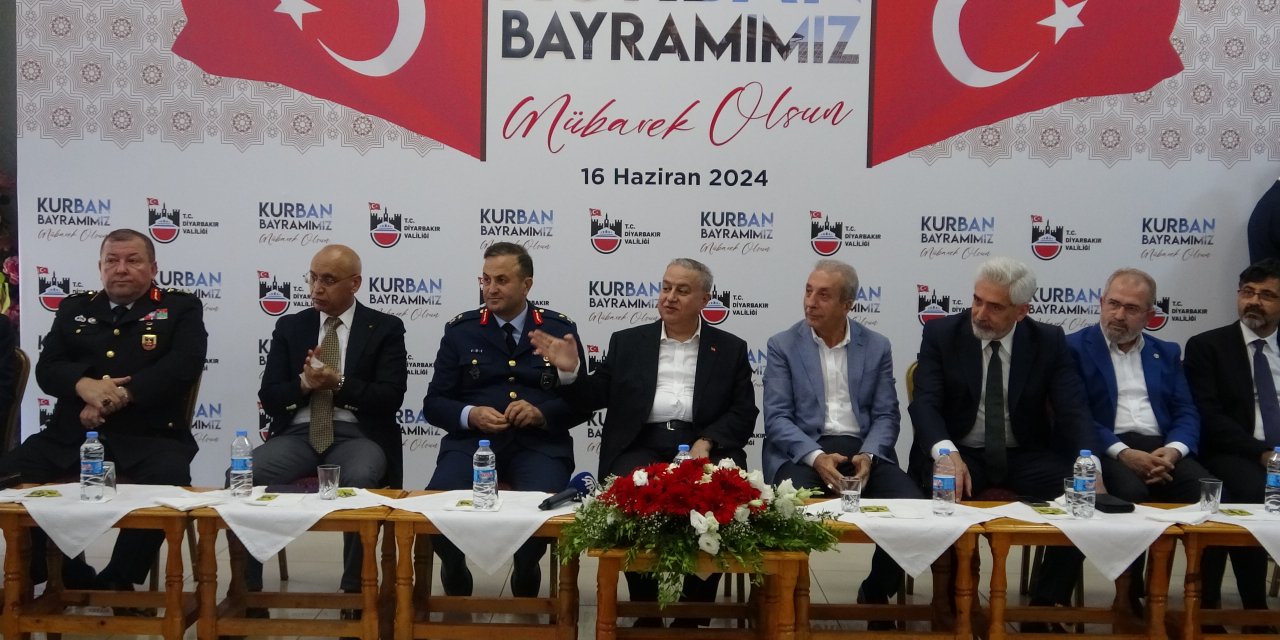 Diyarbakır’da halk ve protokol bayramlaştı