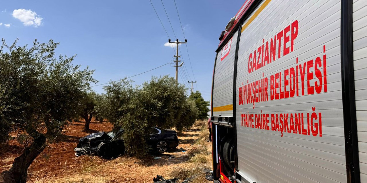 Otomobil ile hafif ticari araç çarpıştı: 2 ölü, 3 yaralı