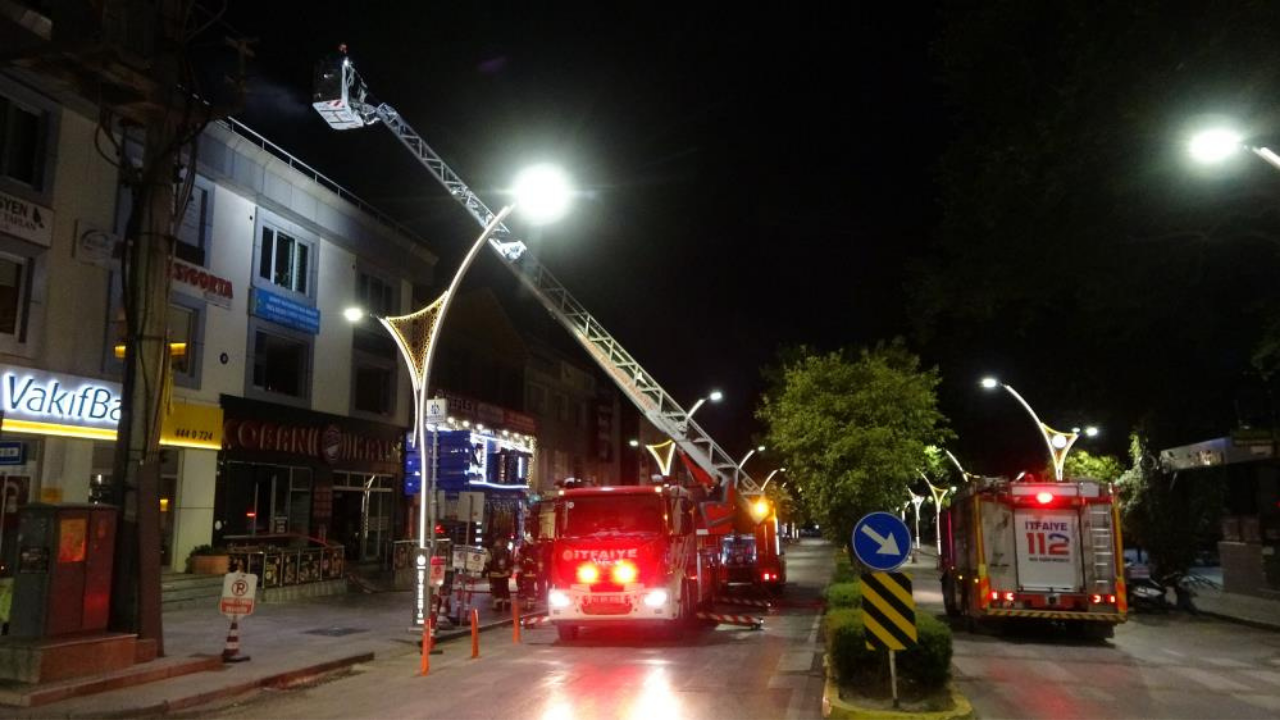 Fritözden çıkan alevler iş yerini sardı!