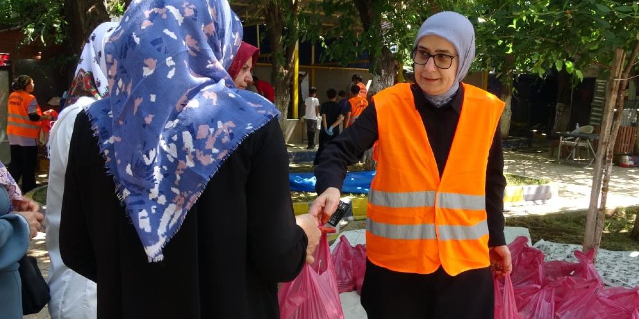 Diyarbakır'da yüzlerce aileye kurban eti ulaştırıldı