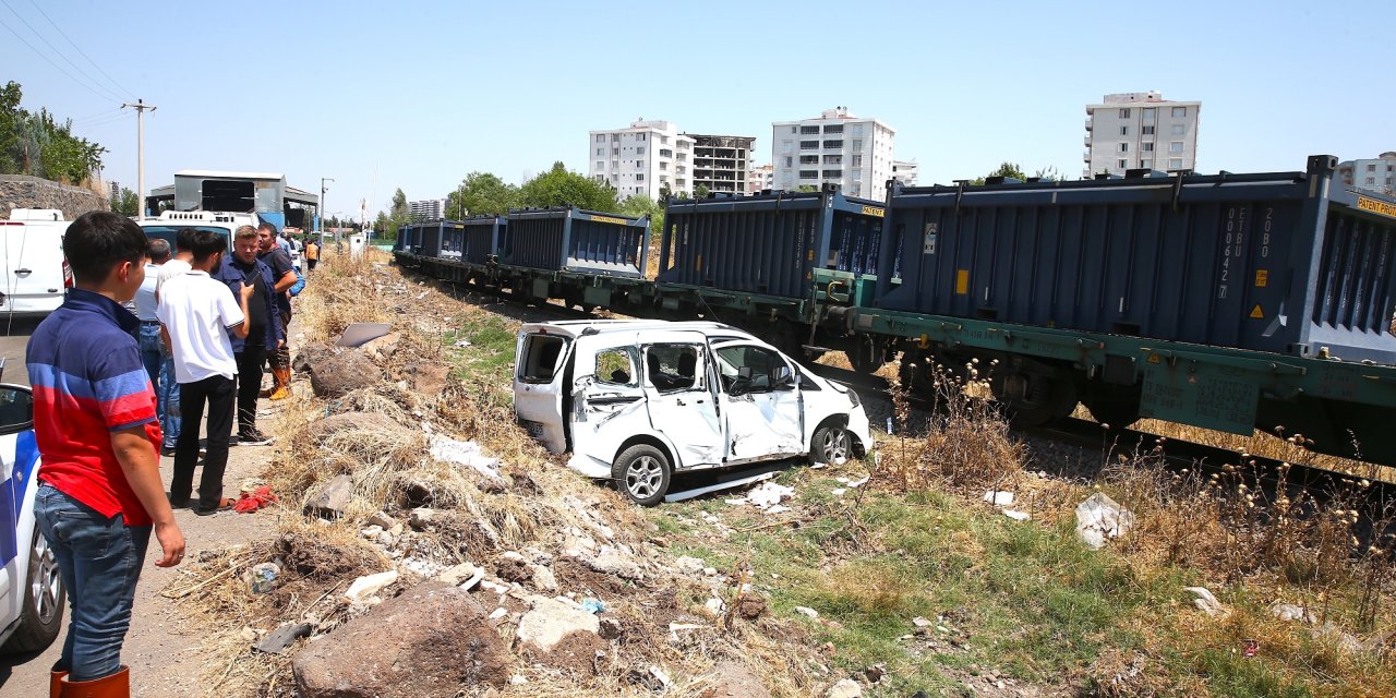 Diyarbakır'da yük treni hafif ticari araca çarptı; yaralılar var