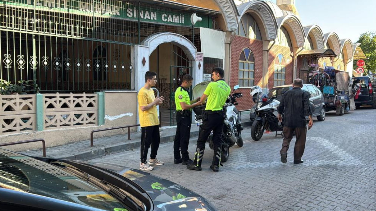 Namaz kılma bahanesiyle camiden kaçan motosikletli yakalandı