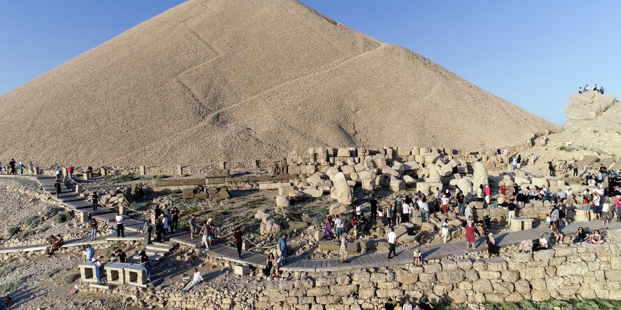 Dünya mirası Nemrut'u bayramda yaklaşık 8 bin kişi ziyaret etti