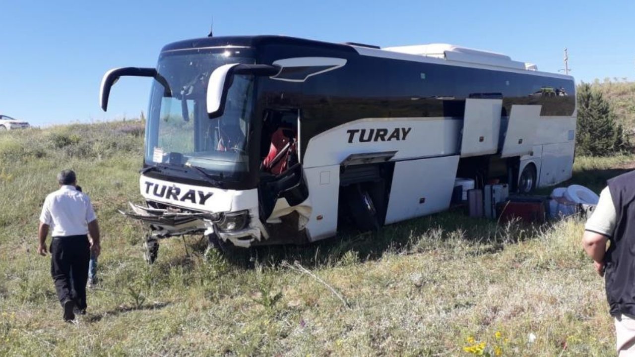 Sivas'ta yolcu otobüsü yoldan çıktı, çok sayıda yaralı