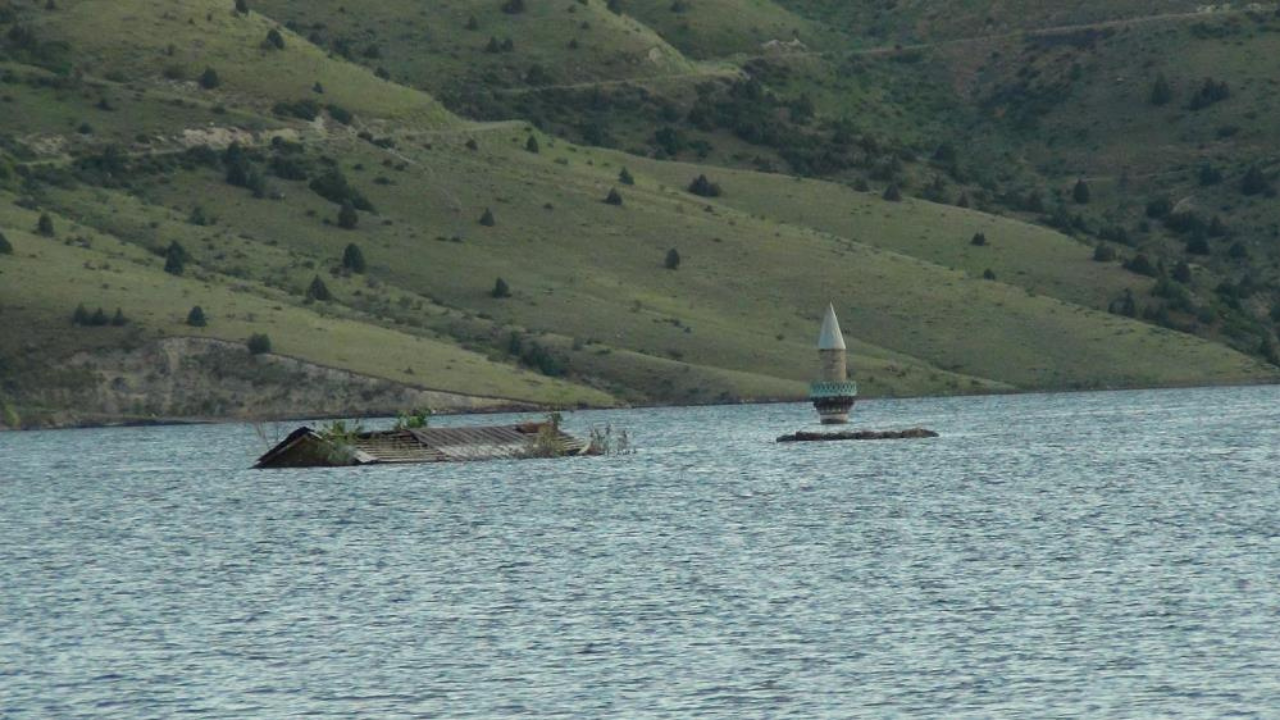 Kars’ta bir köy sular altında kaldı