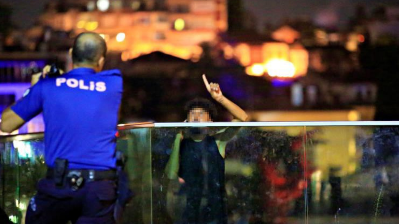 İntihara teşebbüs eden genci polis memuru vazgeçirdi