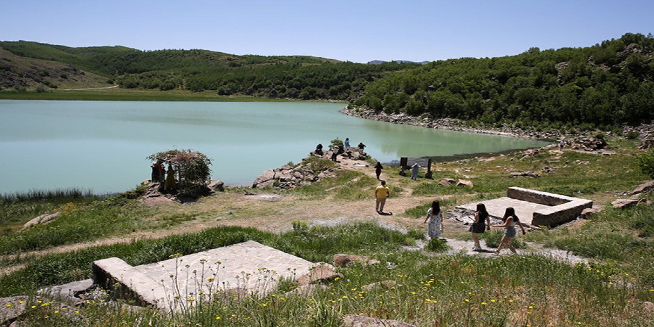 Nemrut Krater Gölü, bayram tatilinde doğaseverlerin tercihi oldu