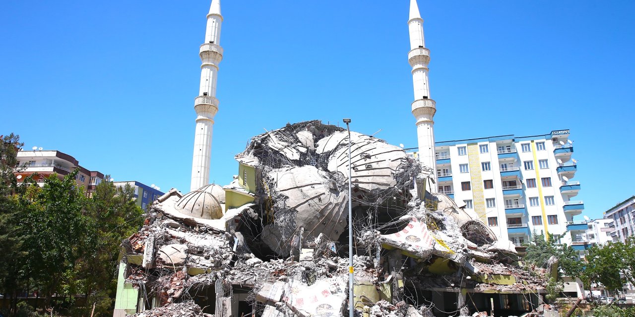 Diyarbakır’da depremlerde hasar gören cami yıkıldı