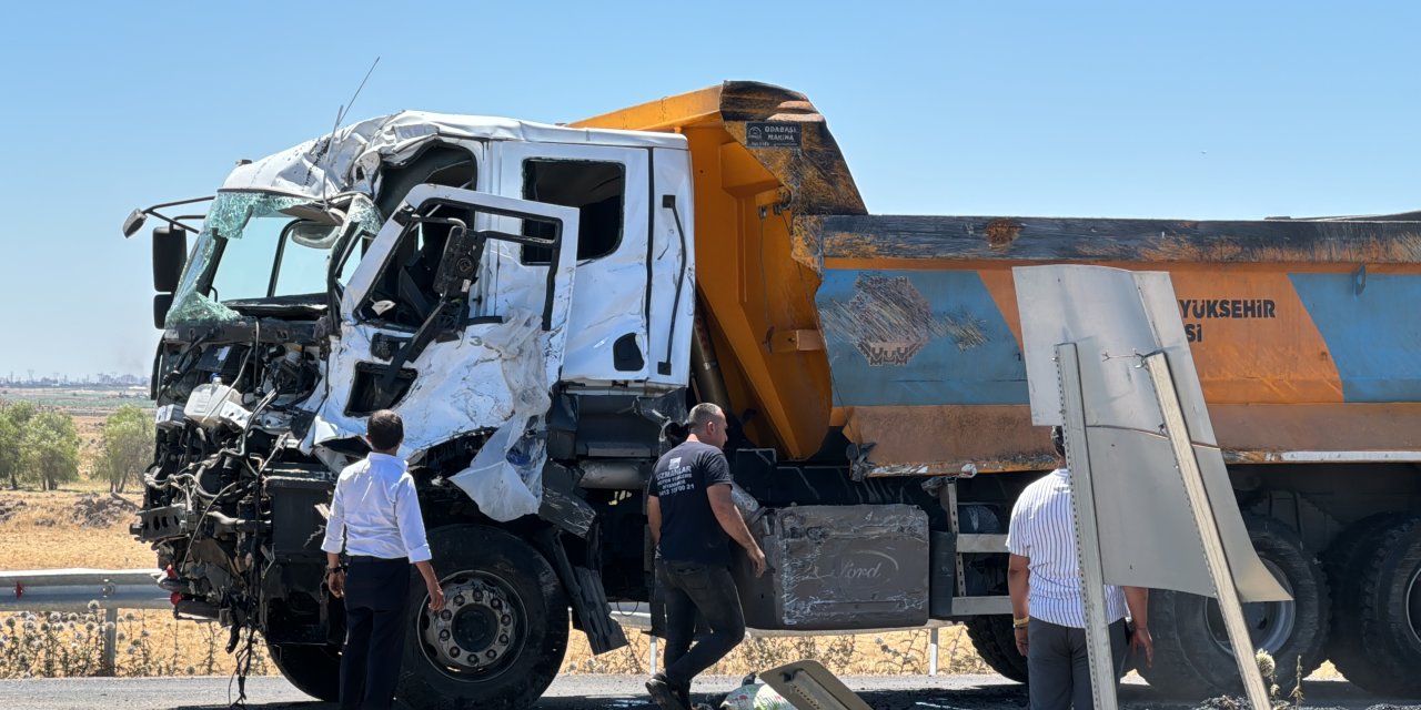 Diyarbakır'da iki kamyonun çarpıştığı kazada, 2 kişi yaralandı