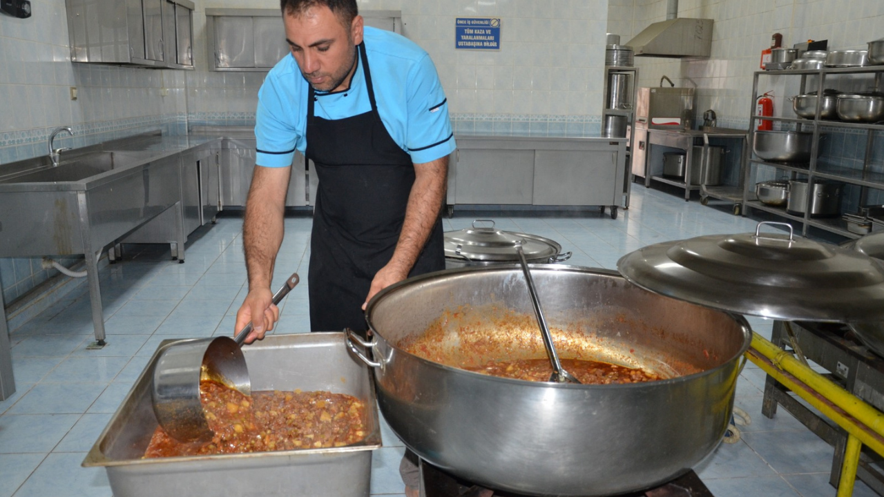Diyarbakır Belediyesi’nden yangın mağdurlarına yemek desteği